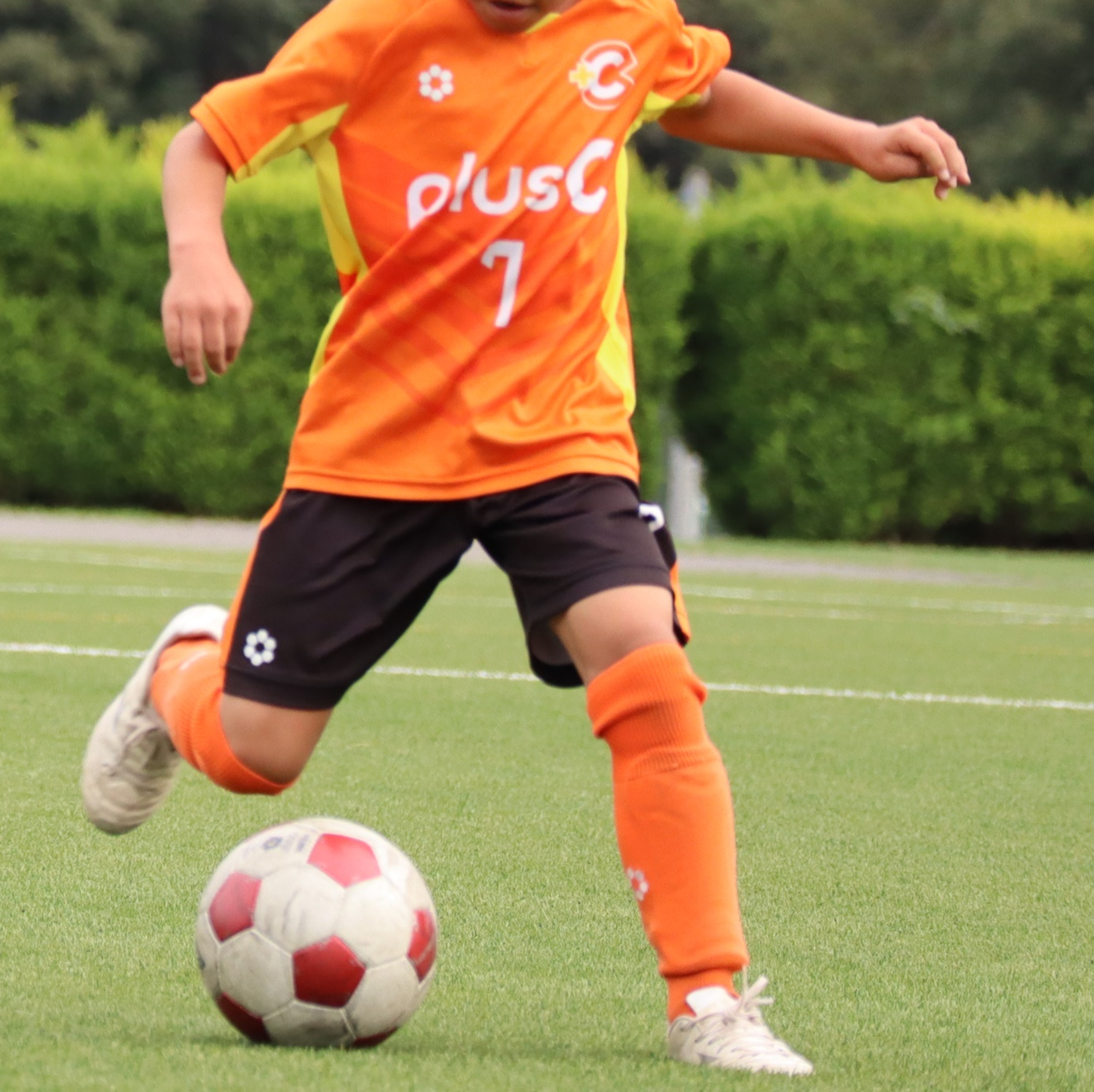 コーチが子どもと話している写真