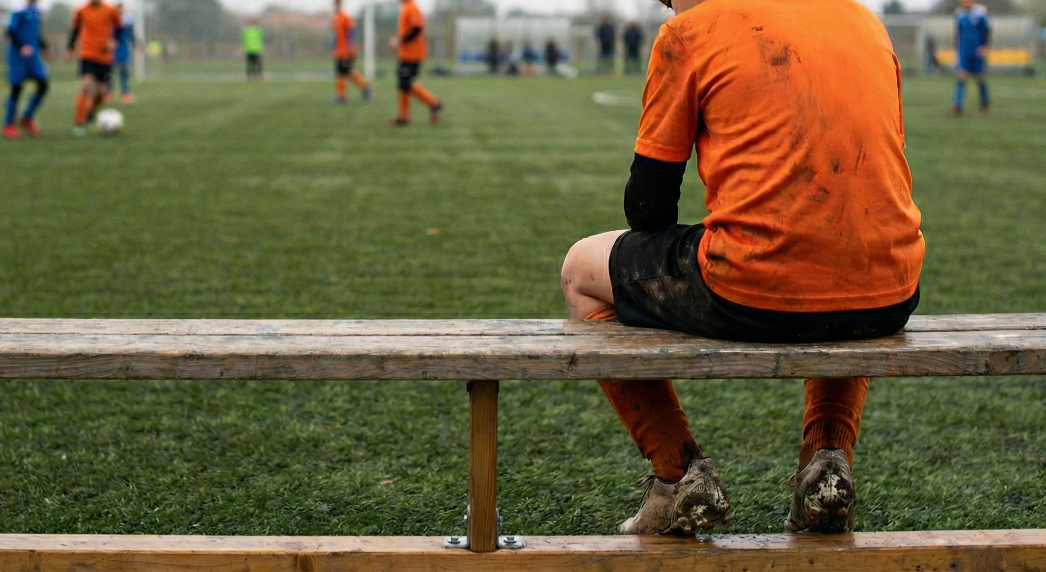 ベンチに座る男の子