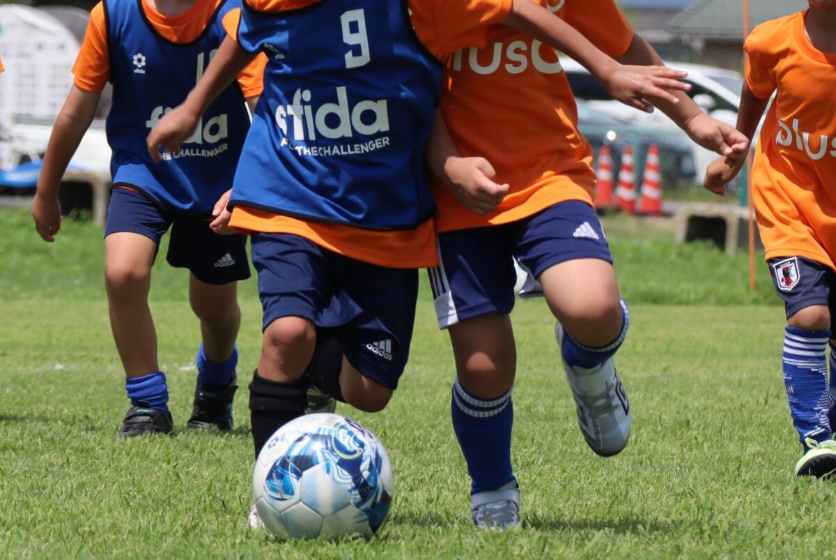 栃木県那須塩原市・大田原市のプラスクサッカースクールで笑顔を見せる子どもたち